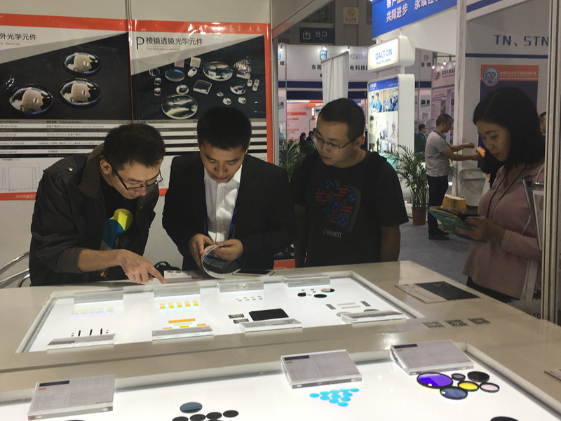 和客戶討論濾光片 和客戶討論濾光片