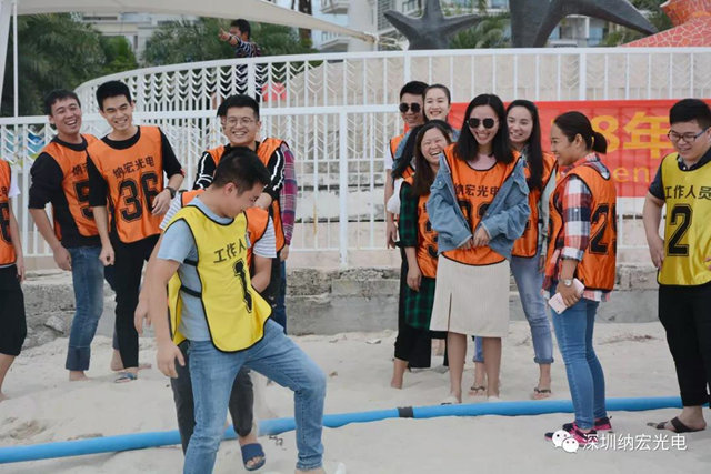 納宏光電員工很開(kāi)心 納宏光電員工很開(kāi)心